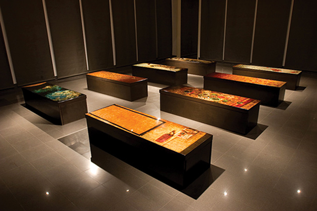 Installation and traditional lacquer art