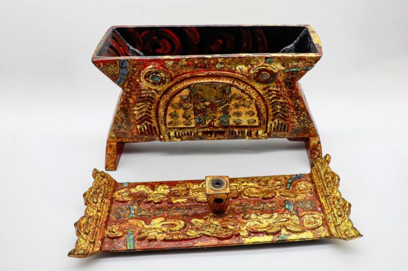 Royal Box II - Vietnamese Lacquer Artwork by Artist Nguyen Tan Phat