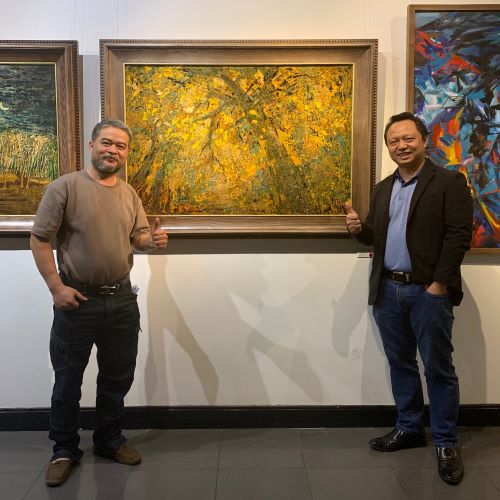 Artist Truong Trong Quyen (left) & the owner of Nguyen Art Gallery